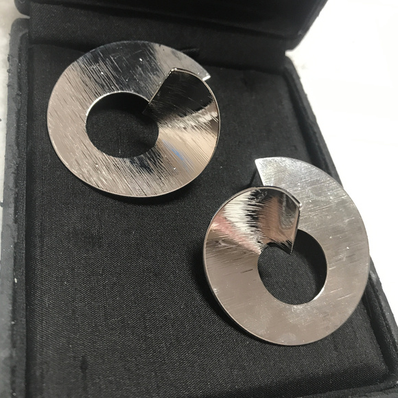 14th & Union Silver Hoop Earinigs 1,3/4" - Picture 4 of 5